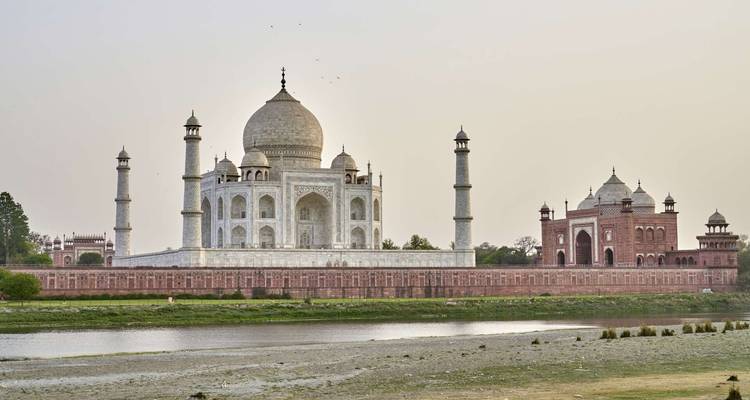 Das Taj Mahal und die Moschee an der Seite.
