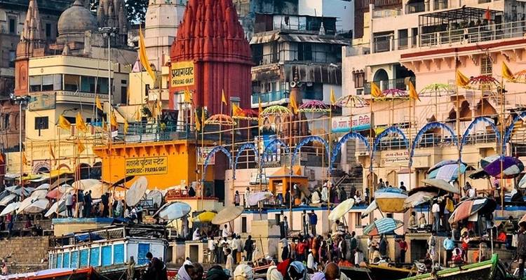 Ghats animés avec des décorations colorées au bord de la rivière.