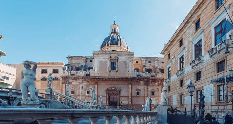 Historisch gebouw met een koepel in een stedelijke omgeving.