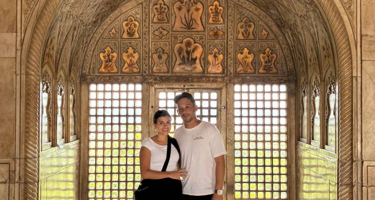 Couple dans une pièce décorée de manière complexe