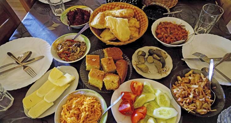 Traditionelle Mahlzeit mit verschiedenen Gerichten auf einem Tisch.