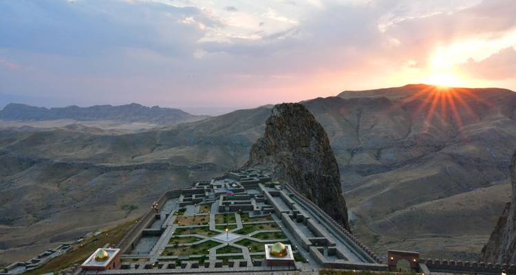 Malerische Aussicht auf eine Festung vor einem Sonnenuntergangshimmel.