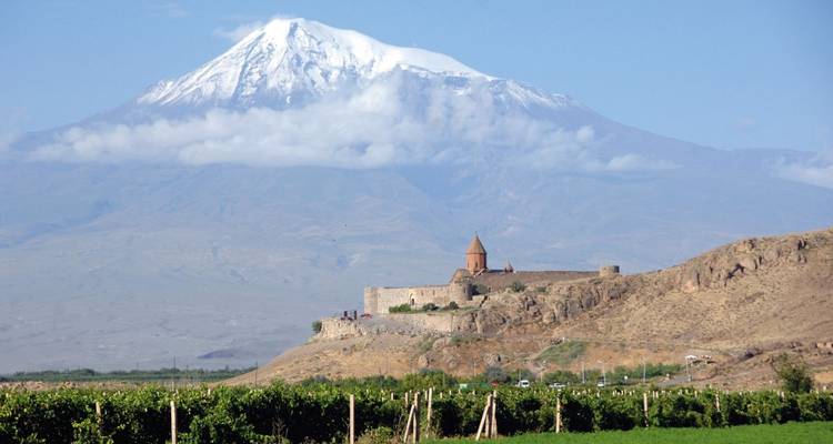 malerisches Kloster mit dem Berg Ararat im Hintergrund.