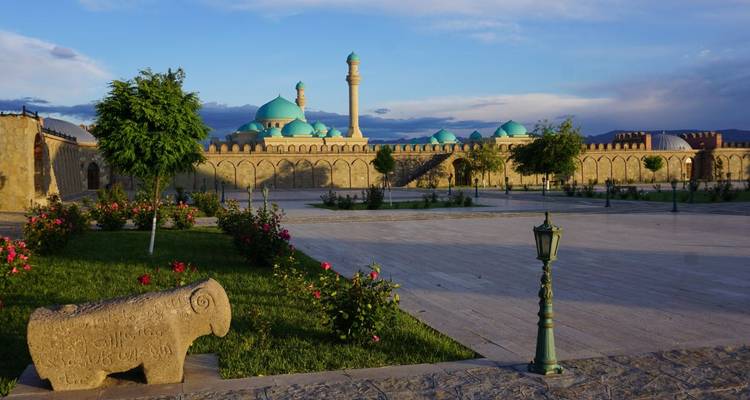 Innenhof einer Moschee mit einer Steinskulptur.