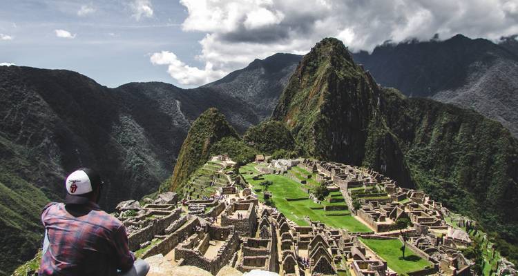 Una persona disfrutando la vista de Machu Picchu.