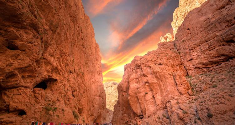 Gorges du Todra avec des formations rocheuses spectaculaires au coucher du soleil.