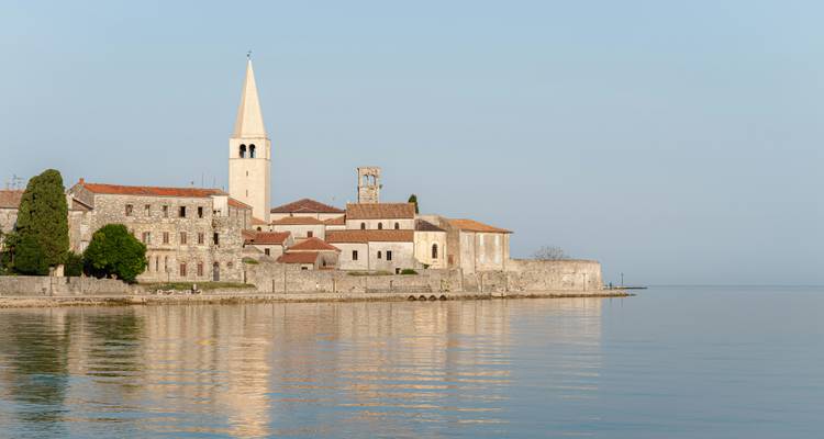 Bâtiments historiques de la ville au bord de l'eau, cadre calme et paisible.