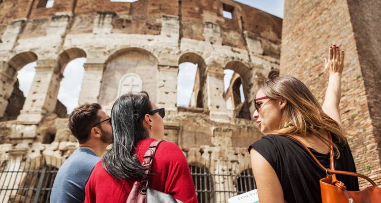 Drei Menschen am Kolosseum in Rom an einem sonnigen Tag.