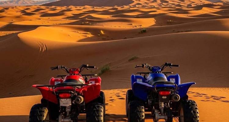 Zwei ATVs geparkt auf einer Wüstenlandschaft während des Sonnenuntergangs.