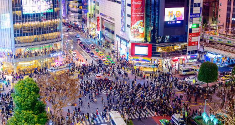 Vue aérienne d'un carrefour urbain animé la nuit.