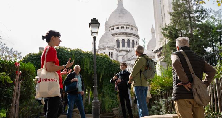 Groupe de touristes devant la basilique du Sacré-Cœur à Paris
