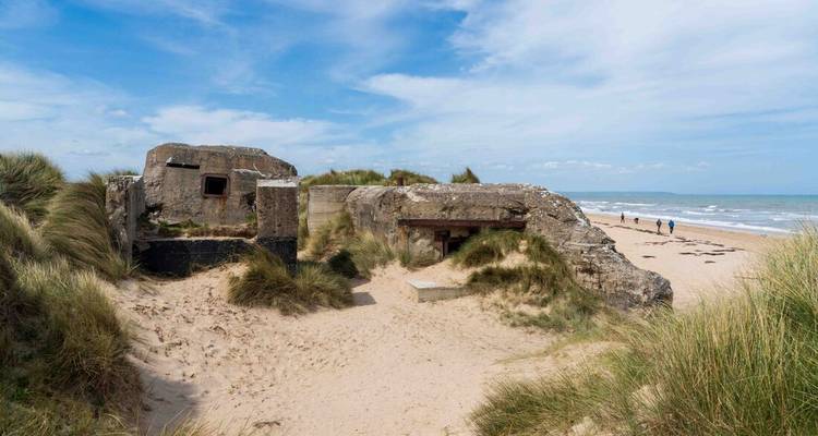 Bunkers historiques sur une plage de sable
