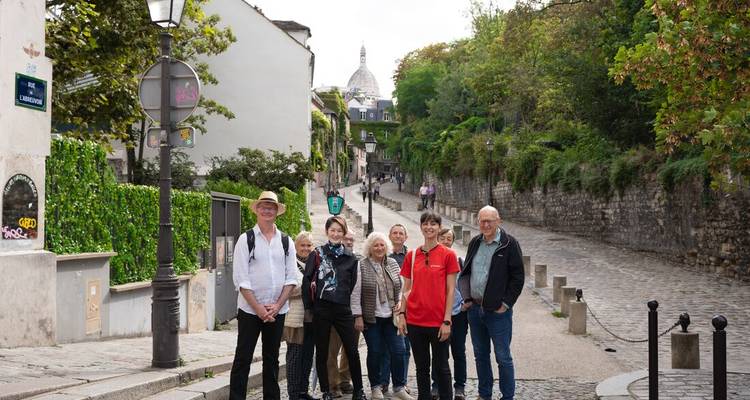Un groupe de touristes posant sur une rue pavée