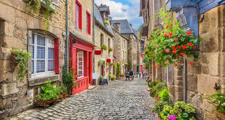 Rue pavée pittoresque dans une charmante vieille ville