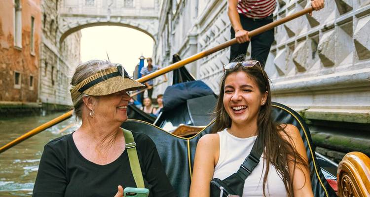 Menschen die genieten van een gondeltocht in Venetië.