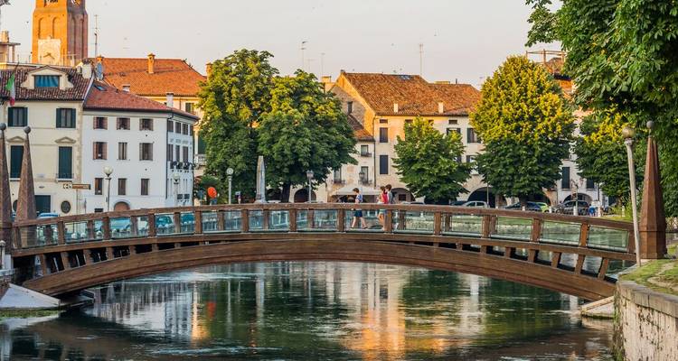 Schilderachtig uitzicht van een brug over een gracht in een stedelijke omgeving.