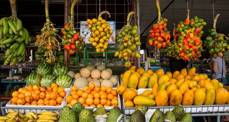 Exhibición vibrante de mercado de frutas con varias frutas tropicales.
