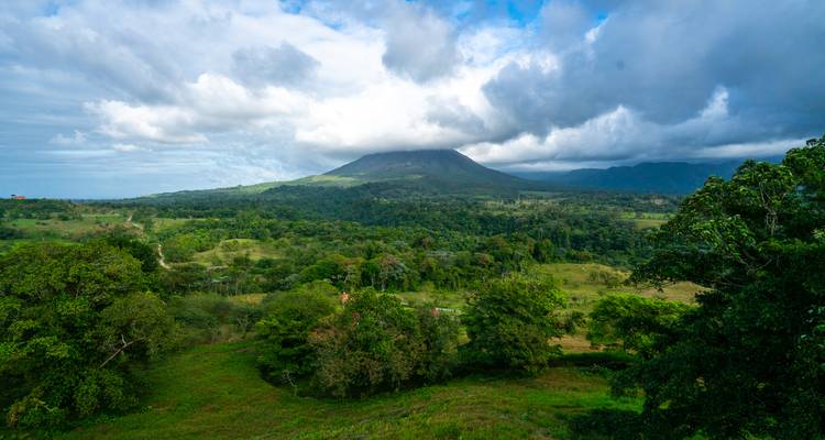 Vista panorámica del Volcán Arenal con paisaje verde.