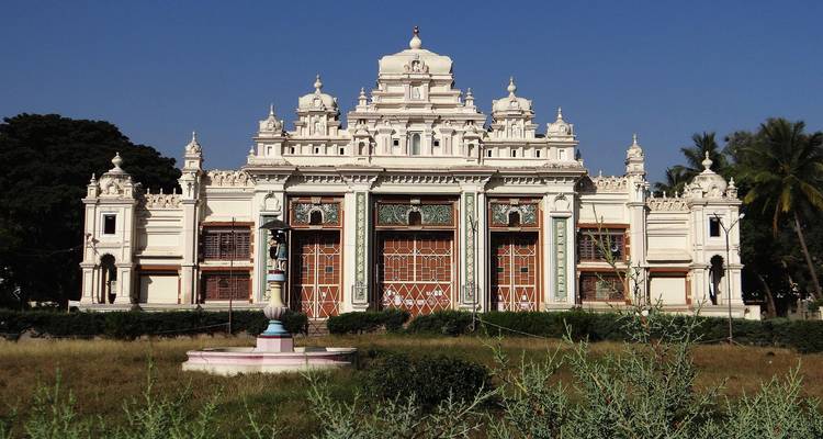 Weißes palastartiges Gebäude mit ornamentaler Architektur.