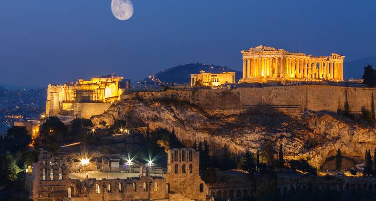 Vue nocturne de l'Acropole d'Athènes avec la pleine lune.