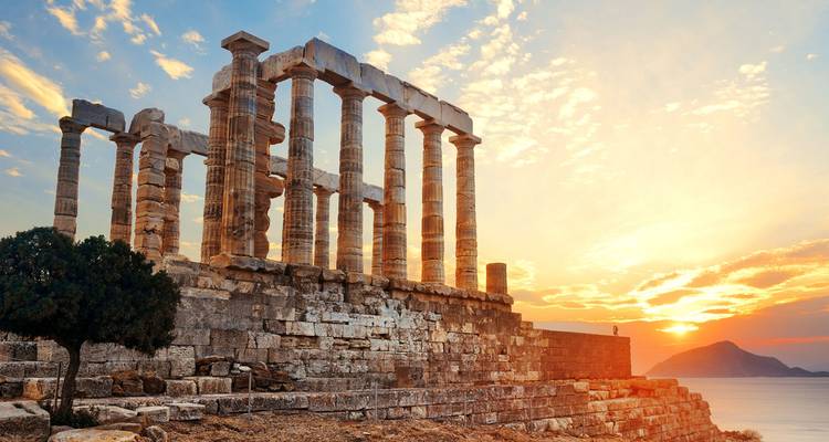 Temple de Poséidon au coucher du soleil avec vue sur l'océan.