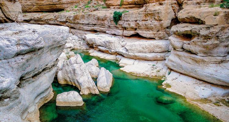 Piscine naturelle dans un canyon rocheux avec eau claire.