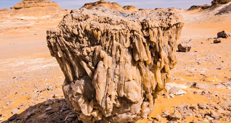 Formation rocheuse unique dans un environnement désertique.