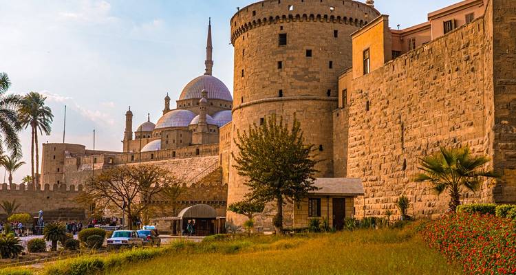 Mosquée historique et fortification au Caire.