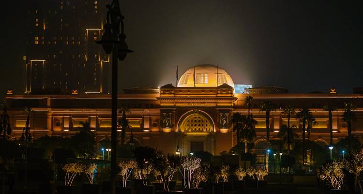 Bâtiment illuminé la nuit affichant la beauté architecturale.