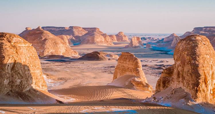 Paysage désertique avec d'impressionnantes formations rocheuses sous un ciel dégagé.