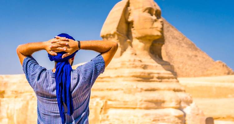 Personne regardant le Grand Sphinx de Gizeh.