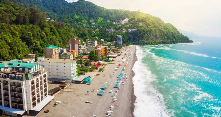Kuststad uitzicht met een strand en oceaan.