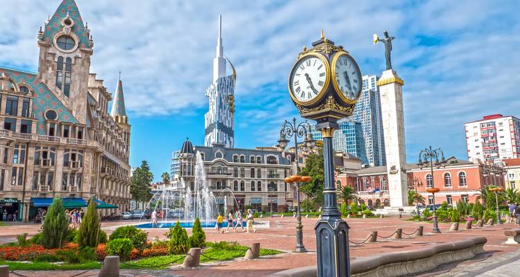 Batumi stadsplein met een klokkentoren en moderne gebouwen.