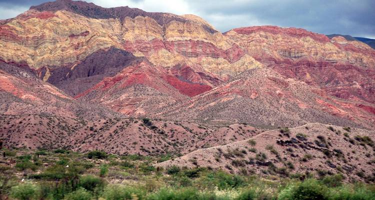 Farbenfrohe Gesteinsformationen und trockene Landschaft.