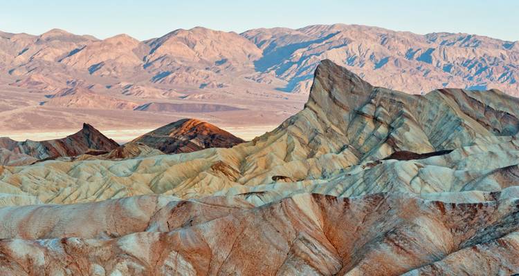 Point Zabriskie dans la Vallée de la Mort avec des formations rocheuses variées.