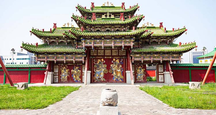 Un bâtiment asiatique traditionnel à l'architecture ornementée.