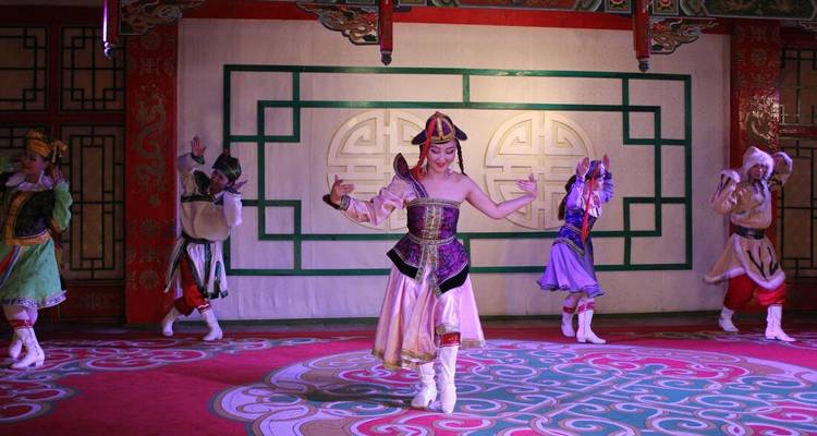 Des gens en costumes traditionnels exécutant une danse culturelle.