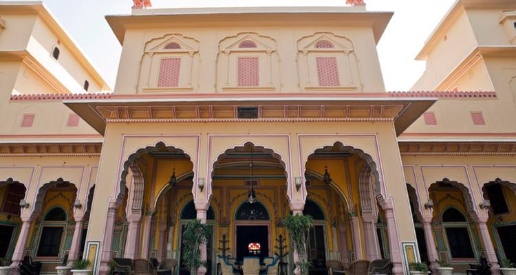 Un grand bâtiment avec de multiples arcades et des motifs complexes.