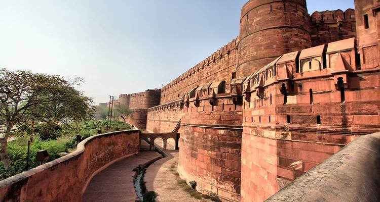Un fort historique avec de hauts murs et un chemin.