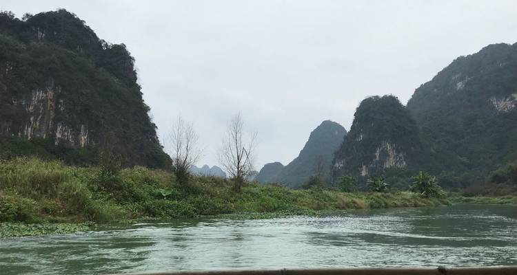 Rivier die stroomt tussen groen bergachtig landschap.