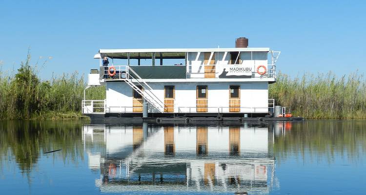 Péniche ancrée sur les eaux calmes de la rivière.