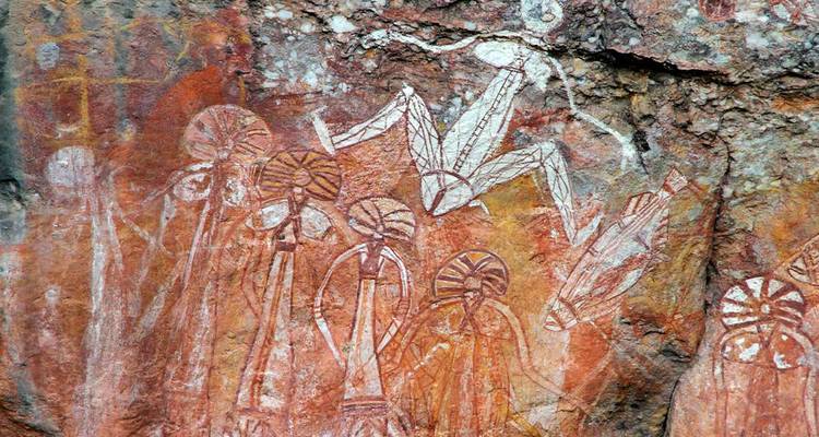 Art rupestre ancien représentant des figures et des motifs.