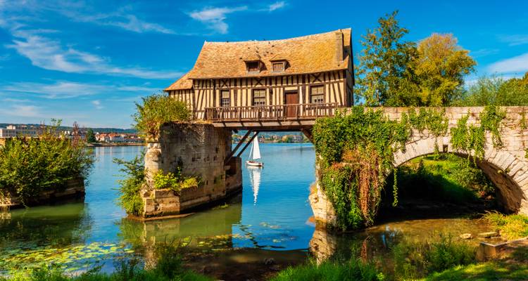 Maison pittoresque sur un pont au-dessus d'une rivière à Vernon.