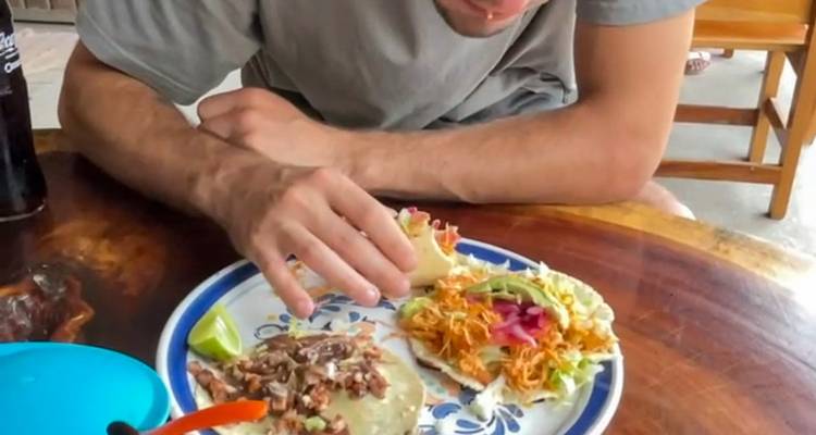 Personne mangeant des tacos dans un restaurant.