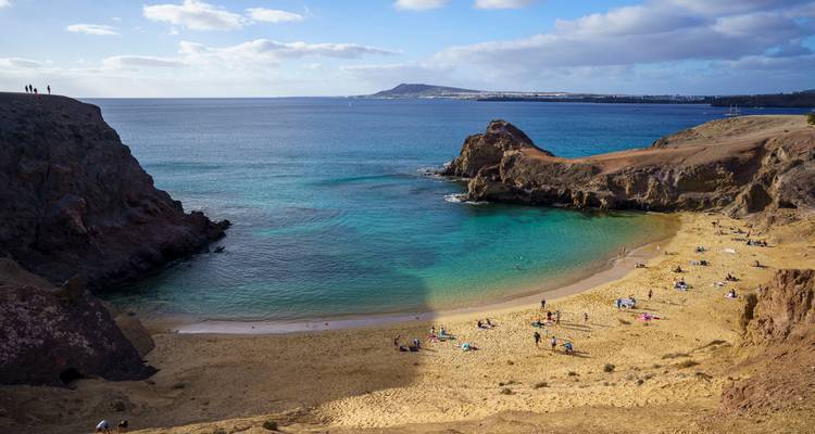 Plage isolée aux eaux turquoise dans une crique.