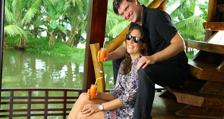 Couple savourant des boissons sur une péniche.