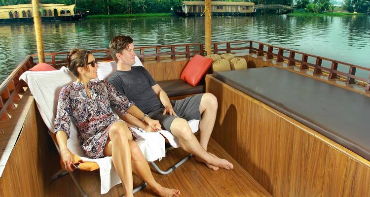 Couple se relaxant sur le pont d'une péniche.