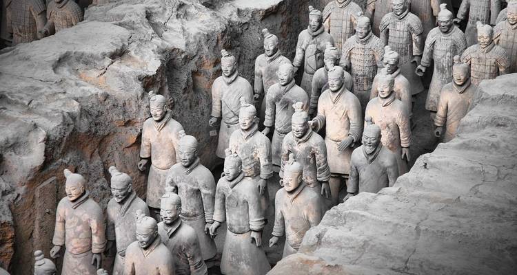 Terracotta Leger met details van soldaten in formatie.