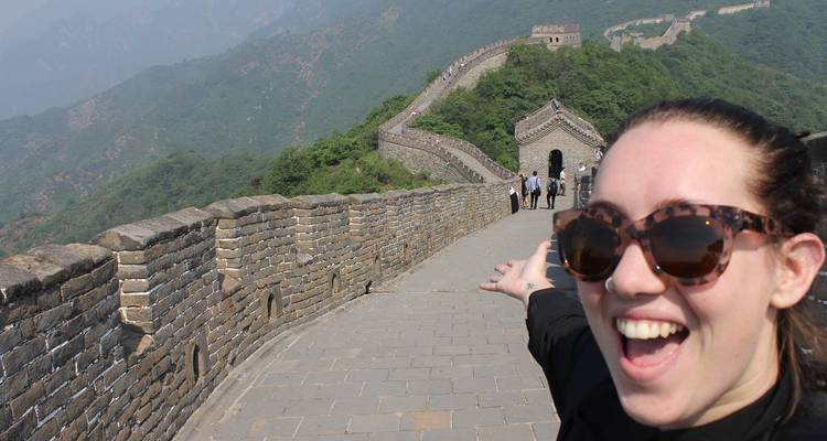 Glimlachende persoon op de Chinese Muur.