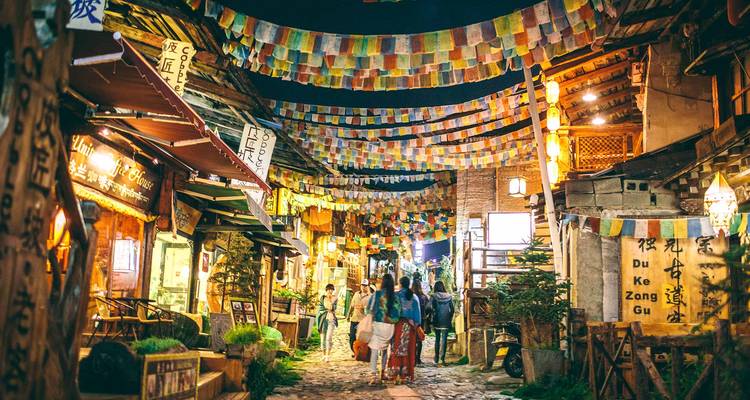 Levendige straatmarkt met kleurrijke vlaggen 's nachts.